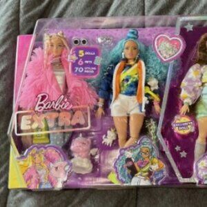 Barbie Extra 5 Doll Pack, 1 Exclusive Doll, 6 Pets, 70 Pieces - HGB61 NRFB
